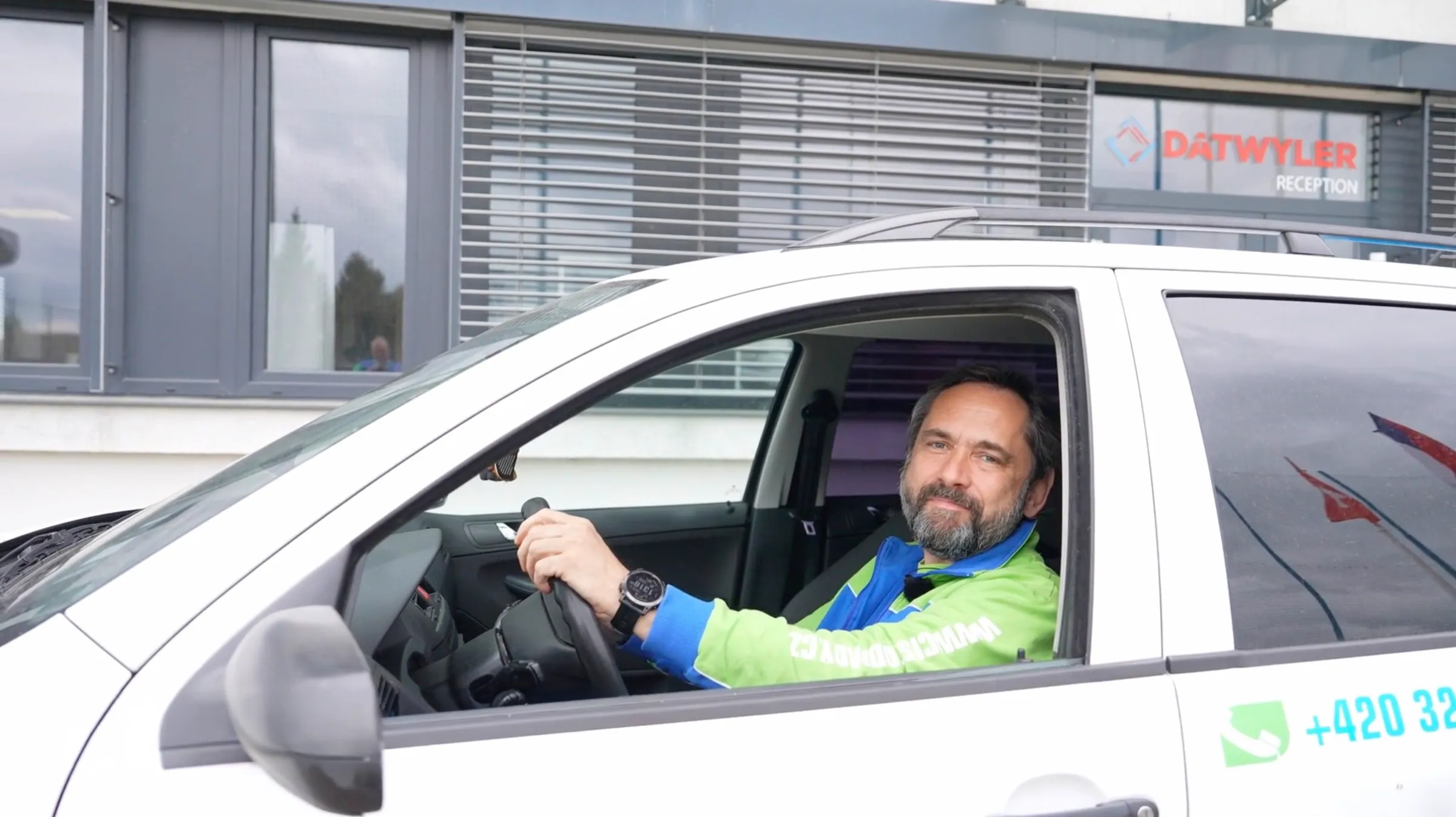 Technik BIOENZYM za volantem servisního vozu