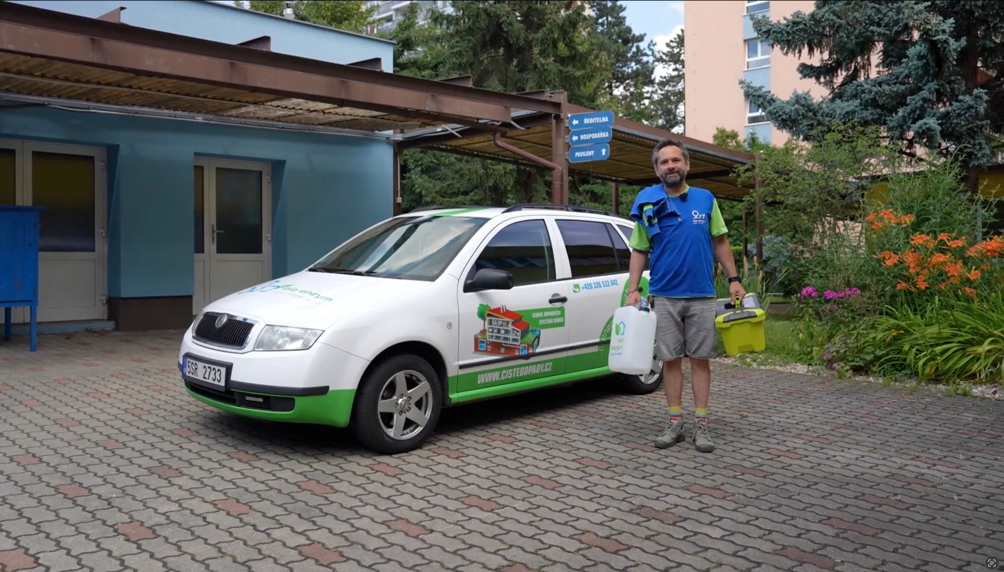 Petr Mrázek u servisního vozu BIOENZYM